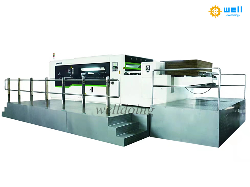 Die cutting and creasing machine with automatic feeding