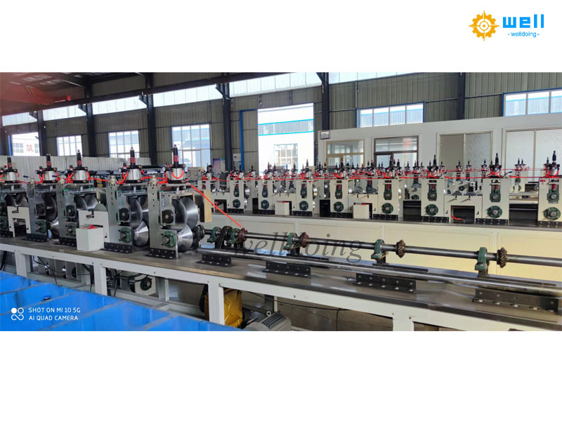 Automatic paper edge protector making machine